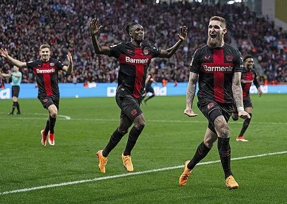 Fotbalisté Bayeru Leverkusen se radují z vyrovnávacího gólu Roberta Andricha...