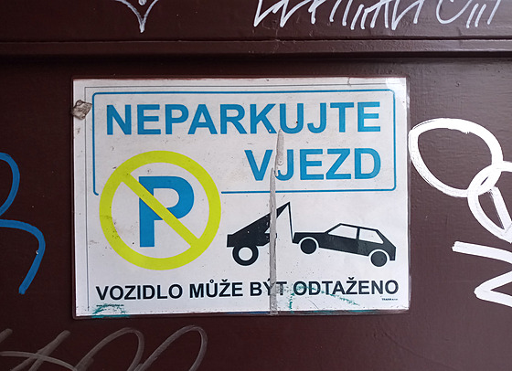 patn parkující vz ped vraty mete odtáhnout, ale bez nahláení a bez...