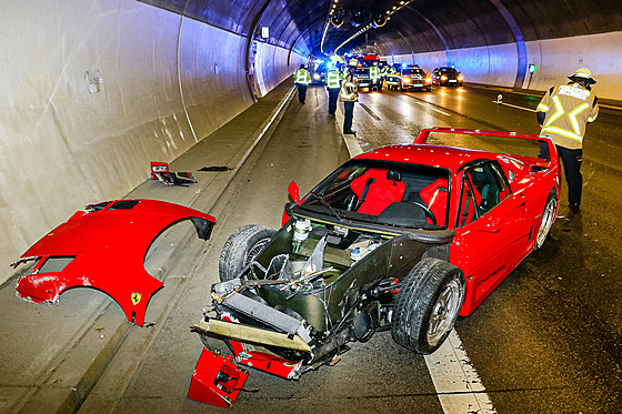 Po nárazu do zdi se Ferrari F40 za 75 milion korun utrhla celá pední ást...