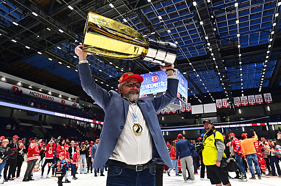 T�inecký kou� Zden�k Moták s pohárem pro vít�ze extraligy.