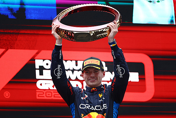 Max Verstappen s trofejí pro vítze Velké ceny íny.