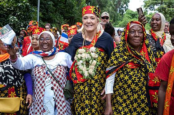 Lídryn francouzské krajní pravice Marine Le Penová navtívila ostrov Mayotte....