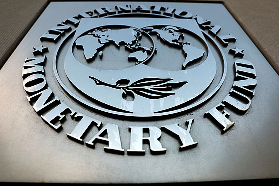 Logo Mezinárodního mnového fondu na fasád jeho centrály ve Washingtonu (4....