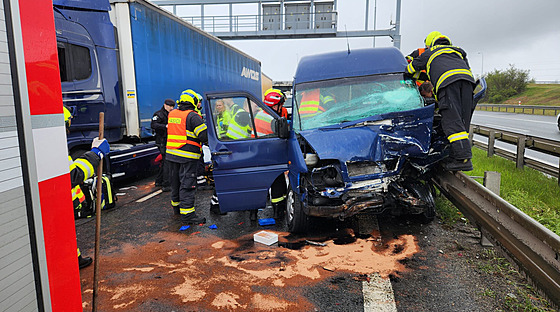 Nehoda zastavila provoz na 15. kilometru Praského okruhu.