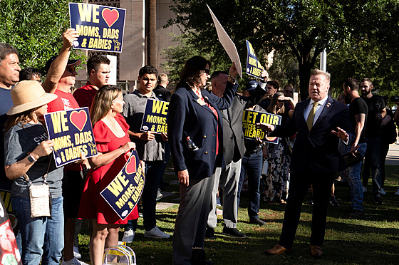 Arizonský republikán Anthony Kern hovoí k protestujícím proti zruení zákona...