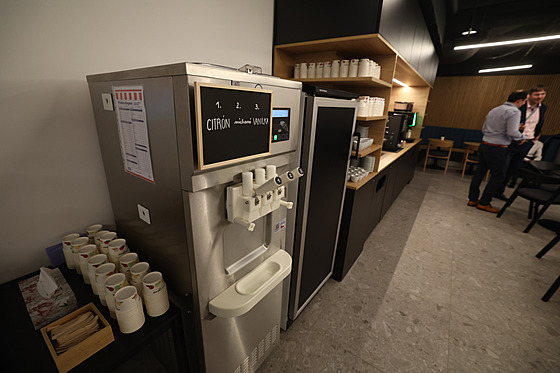 CEstující si mohou v lounge RegioJetu na praském halvním nádraí natoit zmrzlinu. (29. dubna 2024)