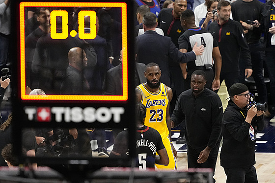 LeBron James (23) z Los Angeles Lakers reaguje na druhou poráku v hale Denver...