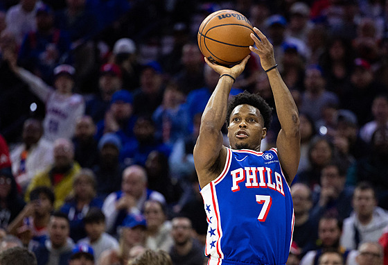 Kyle Lowry (7) z Philadelphie stílí na ko New Yorku.