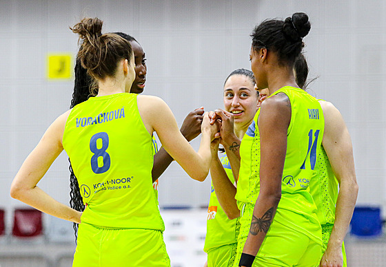 Basketbalistky ZVVZ USK Praha se povzbuzují,