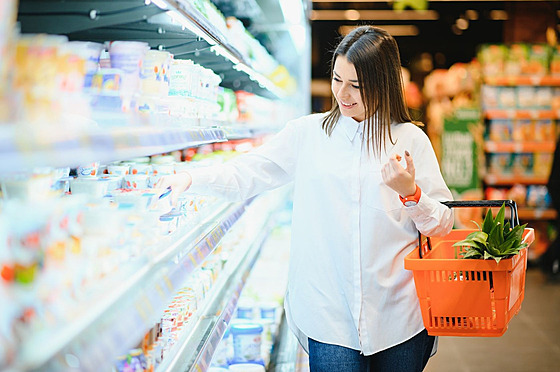 Malé nákupní ko�íky nahradily velké na kole�kách. (29. dubna 2024)