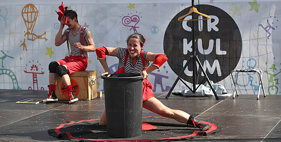 Letoní roník festivalu Cirkulum slibuje akrobacii, pouliní divadlo i ivou hudbu.