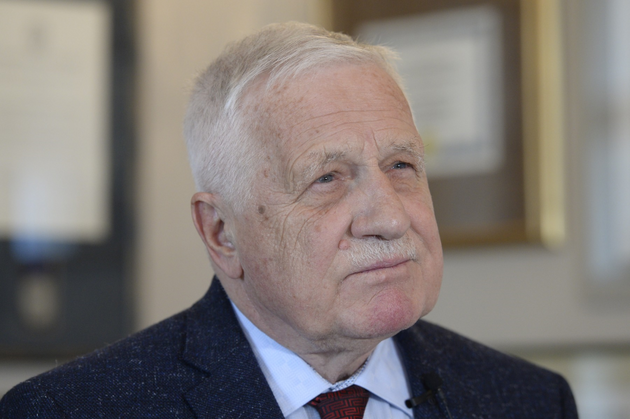Živě: Setkání Václava Klause s médii a výstup na Blaník