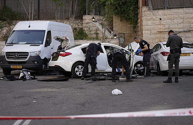 Útočníci vjeli v Jeruzalémě do lidí, tři zranili. Zbraně se jim zasekly