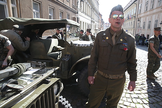 Konvoj historických aut připomíná konec války, z Prahy míří na jih a západ Čech