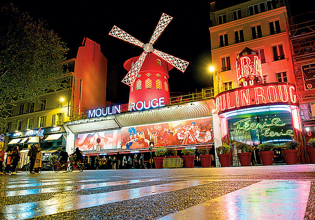 Symbol pařížského kabaretu Moulin Rouge v troskách. Lopatky mlýna se zřítily