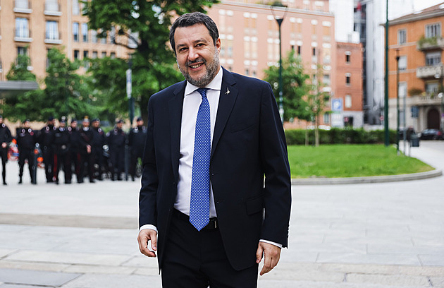 Bijec migrantů živoří. Salvini zamrzl v minulosti, spásu hledá v bájném mostu