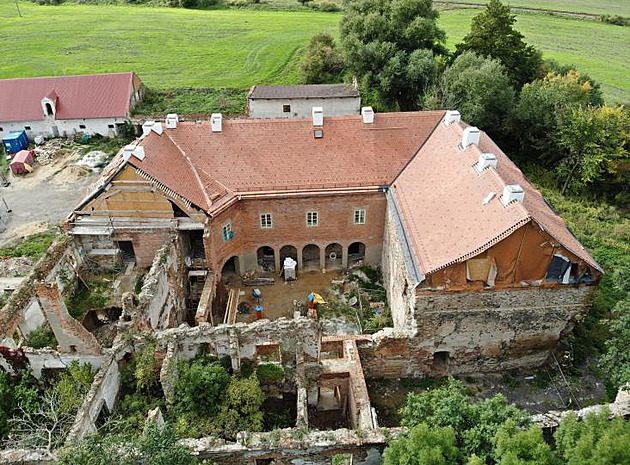 Polovina zámku v Ptipsech je opravená. Druhá plka  zstane nadále uzavená....