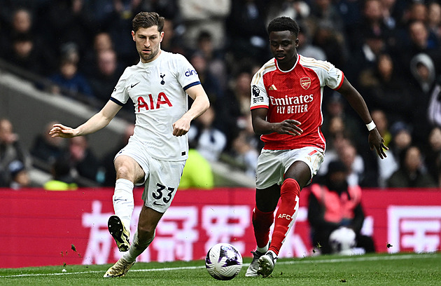 ONLINE: Arsenal v boji o titul hraje derby na Tottenhamu, pak jde do akce City
