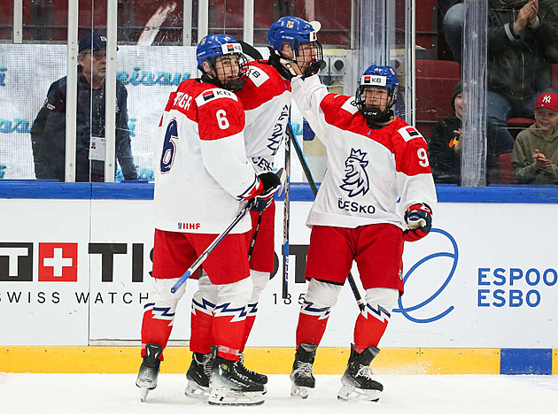 Hokejová osmnáctka na šampionátu zdolala Švédy, raduje se po nájezdech