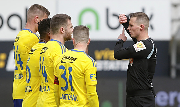 Jablonec - Zlín 0:0, hosté nevystřelili, přesto v deseti vyválčili bod