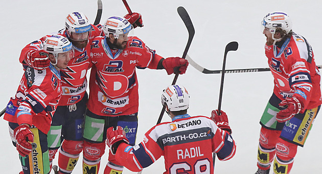 Třinec - Pardubice 2:6, série je srovnána. Domácí dostali lekce z přesilovek