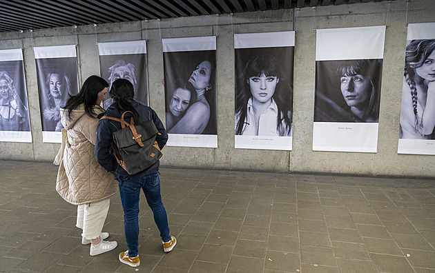 Ponurý podchod ožil velkými fotografiemi žen, už na ně zaútočil vandal