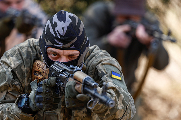 Málo obránců, pomalá podpora. Rusko trpělivě odhaluje ukrajinské slabiny
