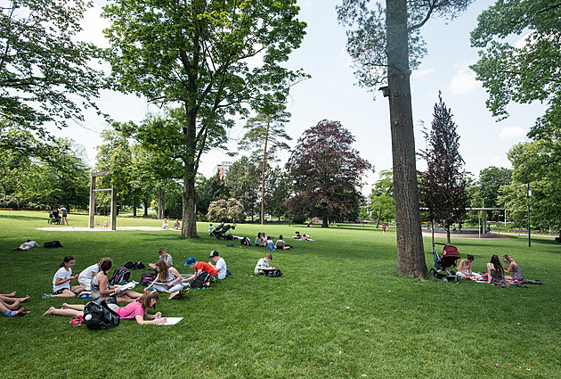 Park Komenského v centru Zlína je místem setkávání, odpoinku i zábavy. (erven...