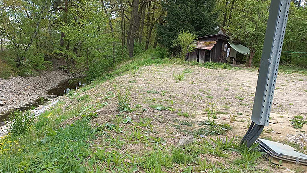 Ti dti a tyi dospl ili v chatce na okraji lesa blzko vlakov stanice Hlubok nad Vltavou.