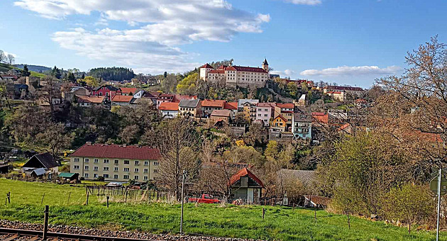 Vimperku dominuje zmek na kopci. Obchodn zna m stt na okraji msta.