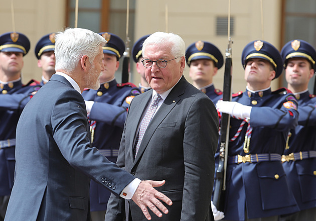 Přijel německý prezident Steinmeier. Setkal se s Pavlem, uctí oběti střelby