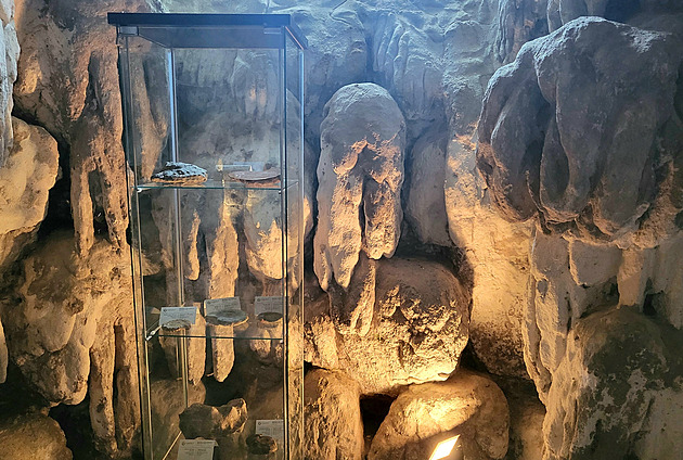 Zámek skrývá největší umělou jeskyni s krápníky na světě, nyní ji obývají amoniti