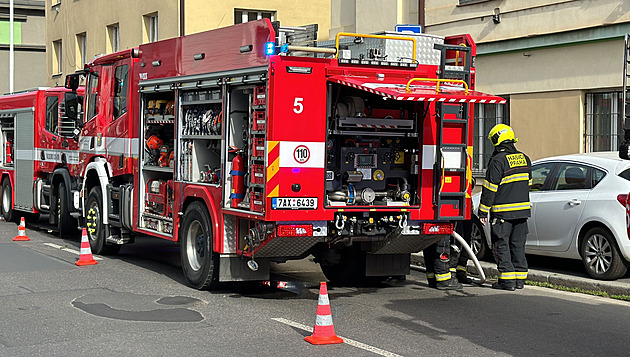 Při požáru v bytovém domě v Praze zemřel člověk, na místo vyrazil i speciál Fénix
