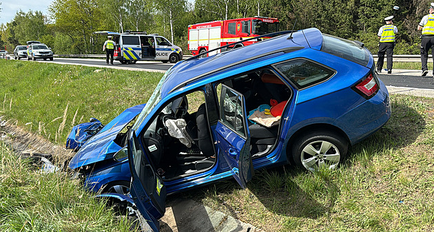 U Votic se srazila tři auta, ženu záchranáři letecky transportovali do Prahy