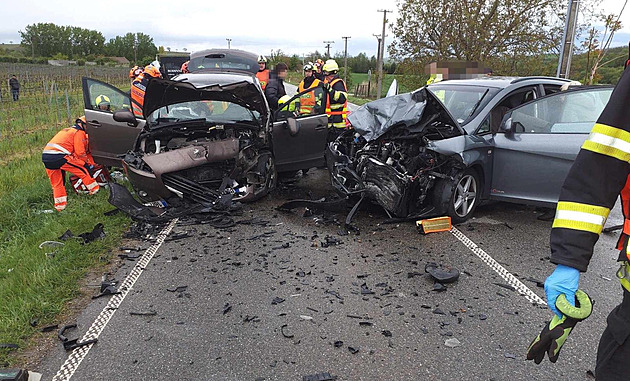 Při nehodě dvou aut u Čejkovic se zranilo pět lidí, jeden těžce