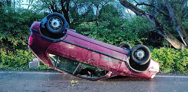 Obrátil v protisměru felicii na střechu a utekl. Řidiče hledá policie