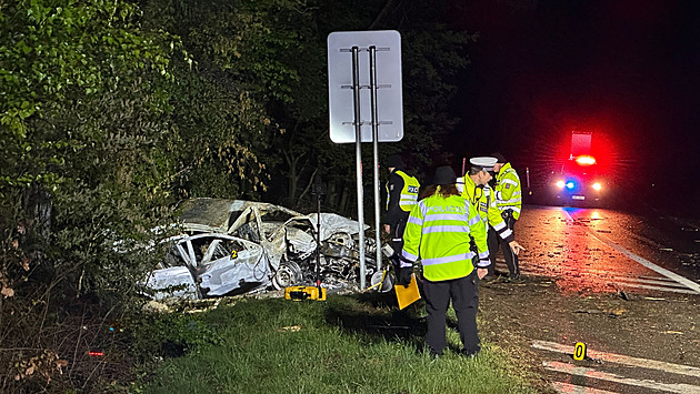 Po nehodě na Strakonické našli hasiči ve shořelém autě mrtvou ženu