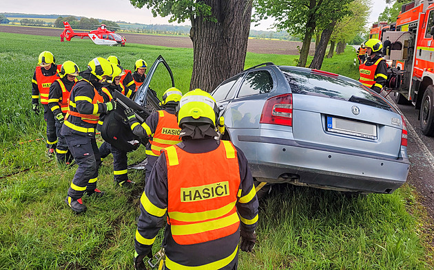 Řidič zemřel u Ostravy po nárazu do stromu, vrtulník odletěl prázdný