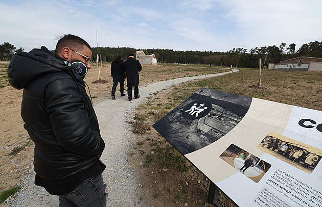 Připomene hrůzné činy, řekl Pavel. V Letech otevřeli památník holokaustu