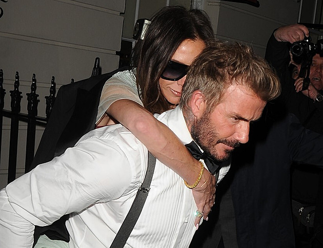 Beckhamová slavila padesátiny nejen se Spice Girls, z párty ji odnesl manžel