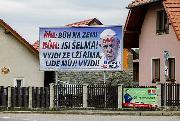 Nedaleko od pamtnku holokaustu v Letech na Psecku se nachz velmi zvltn billboard. Stoj za nm apokalyptick kult Hlasit Voln. (23. dubna 2024)