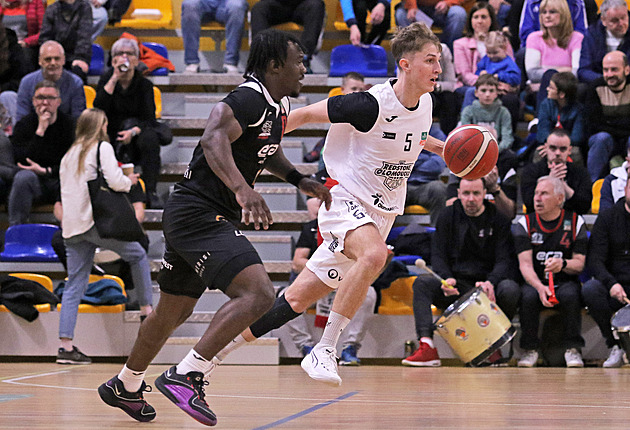 Ostrava sestřelila mistra v prodloužení a má mečbol. Nymburk slaví postup