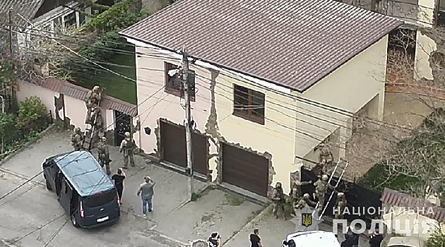 Policie přivezla z Ukrajiny šest Čechů zadržených v případu falešných bankéřů