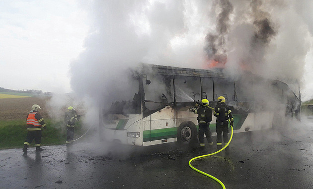 Na kouř upozornily děti, úprk z hořícího autobusu zvládly bravurně, líčí učitelka