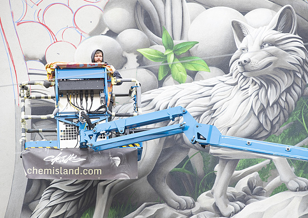 Liška, plody a květiny. Autor slavného děvčátka s hračkami tvoří v Nuslích nový mural
