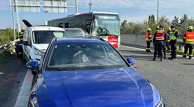 D6 poblíž letiště uzavřela hromadná nehoda. Srazilo se šest aut a autobus