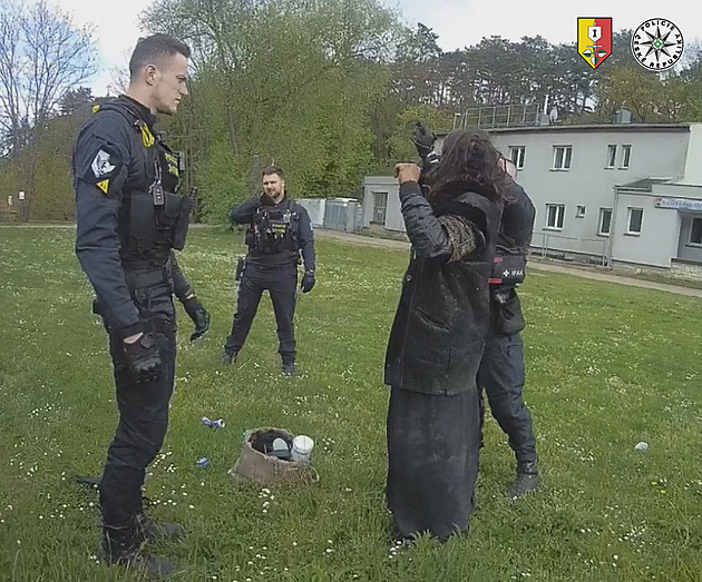 Pratí policisté zadreli agresora, který v polovin dubna bezdvodn napadal...