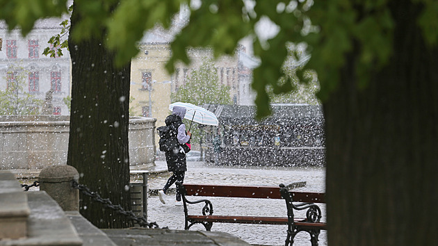 Slunečné jarní počasí na začátku týdne vystřídají bouřky a déšť