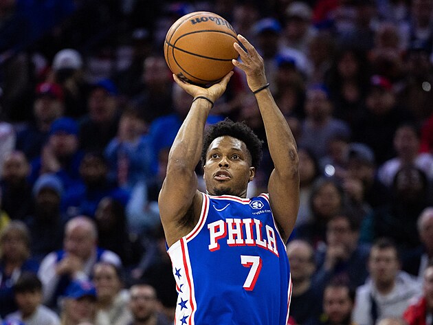 Kyle Lowry (7) z Philadelphie st��l� na ko� New Yorku.