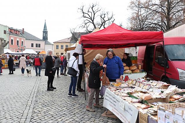 Farmáské trhy na námstí TGM v Perov musely být pemístny a trhovci si nyní...